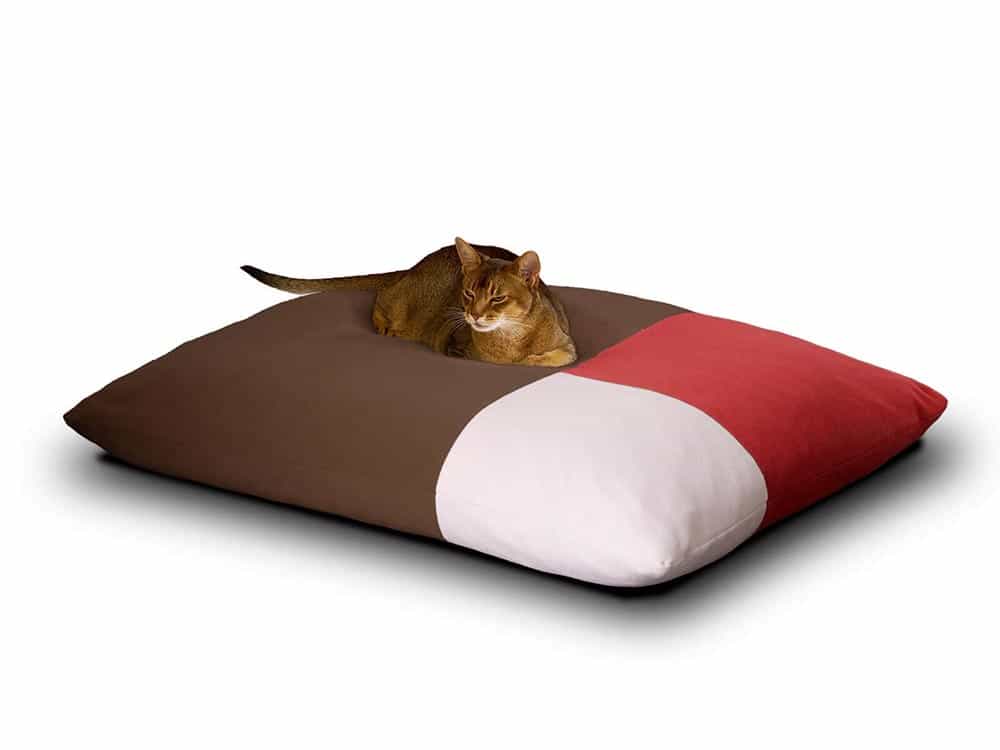 Stylish designer cat cushion with velour cover from pet-interiors.